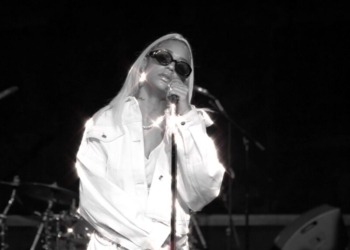Paloma Ford Chrome In My Feelings acoustic performance