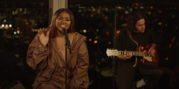 Jazmine Sullivan performs "A Girl Like Me" for Netflix's "Okay, Now Listen" podcast.