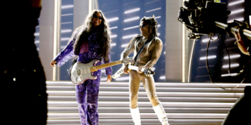 H.E.R. and Lenny Kravitz at 2022 Grammy Awards
