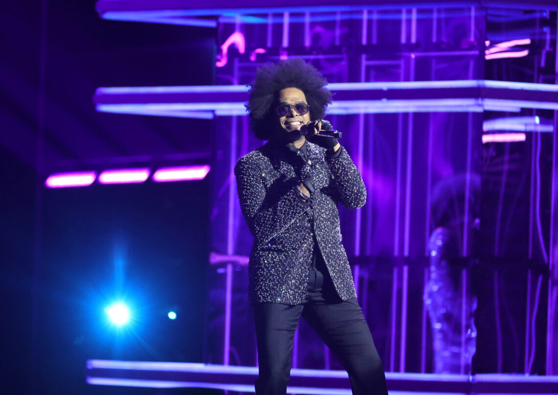 Maxwell Tributes Michael Jackson, Performs 'The Lady in My Life' at(01)