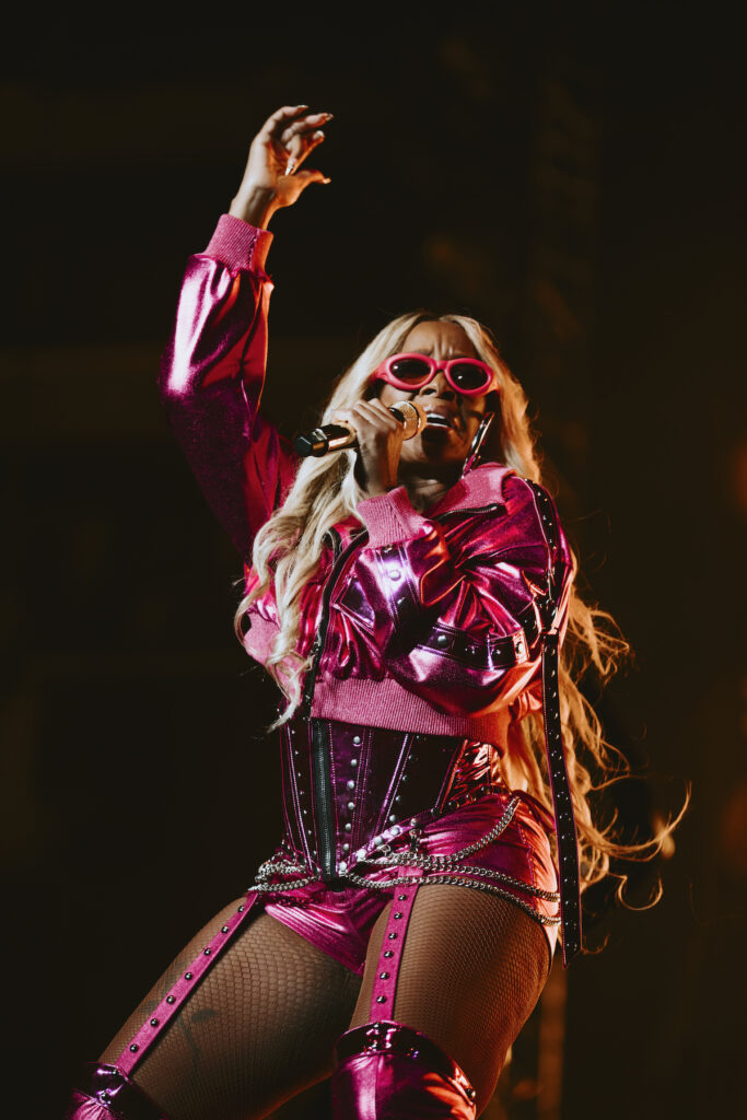 Mary J. Blige Performs at Barclays Center Wearing Gucci Fall 2021