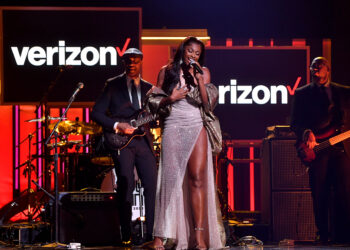 Coco Jones performs ICU at the 2022 Soul Train Awards