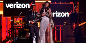Coco Jones performs ICU at the 2022 Soul Train Awards