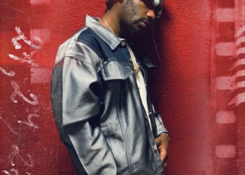 A photo of R&B singer PHABO against a red backdrop