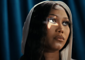Muni Long in her "Superpowers" lyric video.