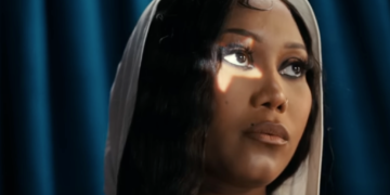 Muni Long in her "Superpowers" lyric video.