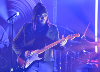 An image of R&B singer performing on the late show with stephen colbert.
