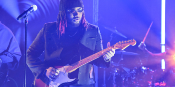 An image of R&B singer performing on the late show with stephen colbert.