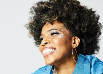 Macy Gray smiling