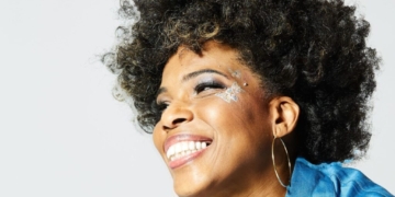 Macy Gray smiling