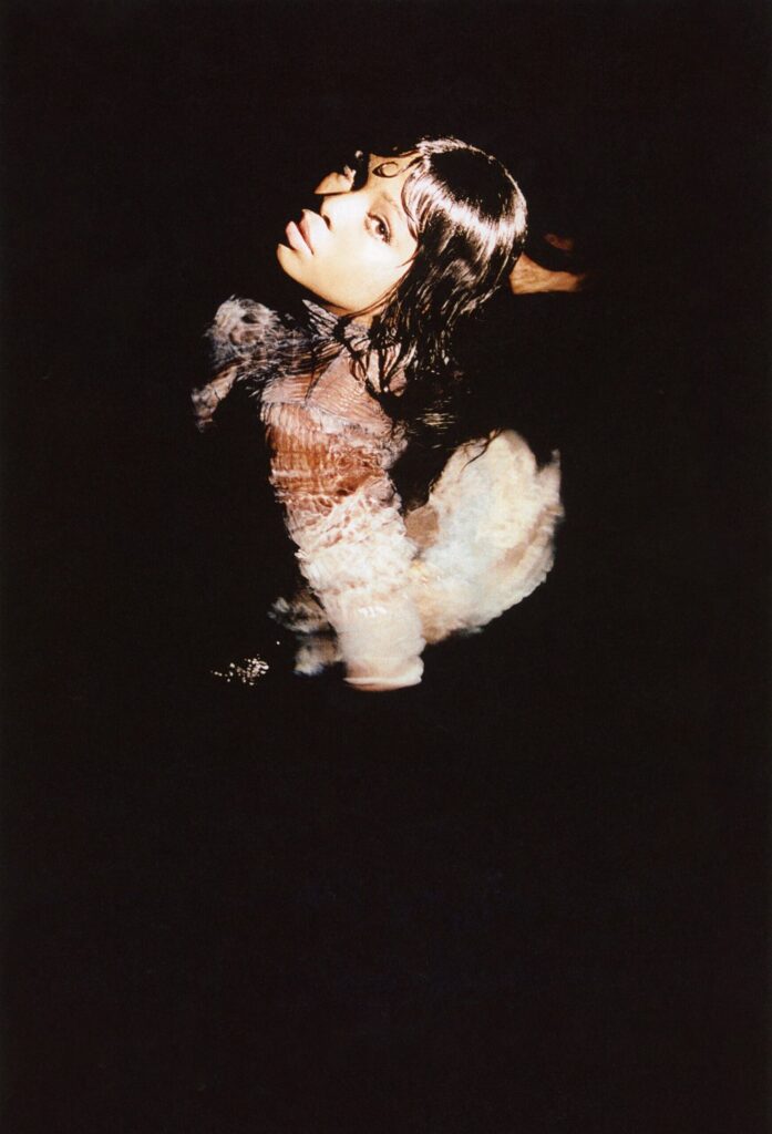 A photo of singer ROE