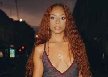 A photo of Ravyn Lenae.