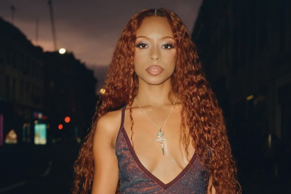 A photo of Ravyn Lenae.