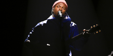 Daniel Caesar performs "Who Knows" on 'The Tonight Show Starring Jimmy Fallon.' (Photo Credit: Todd Owyoung/NBC)
