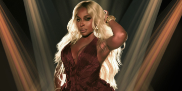 A photo of Mary J. Blige with spotlights