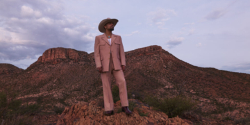 A photo of Devon Gilfillian wearing a cowboy hat